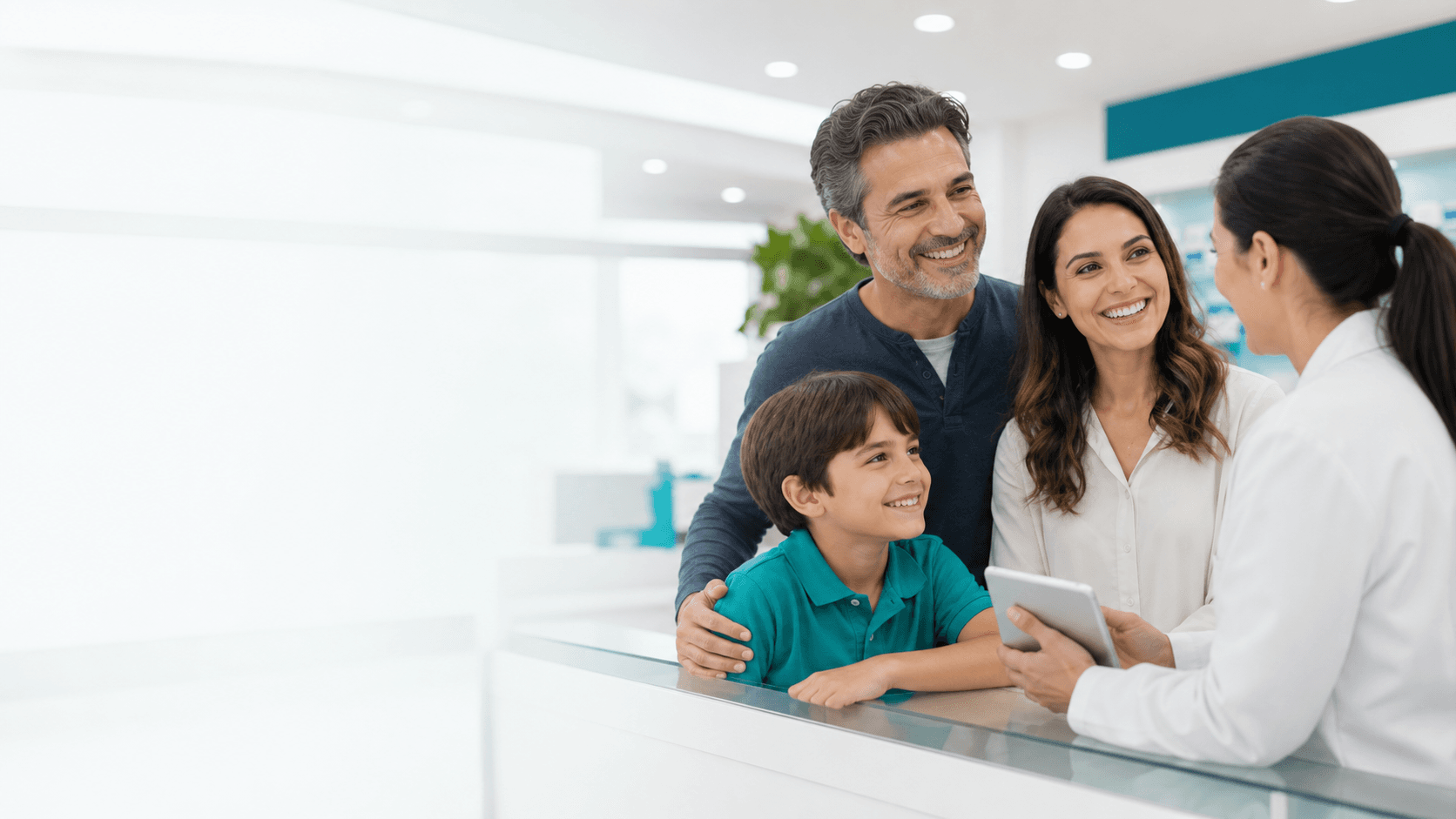 Família recebendo orientação de uma profissional em ambiente de saúde